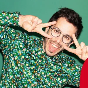 McOptik Campaign - Hands framing the glasses in a stylized commercial setup